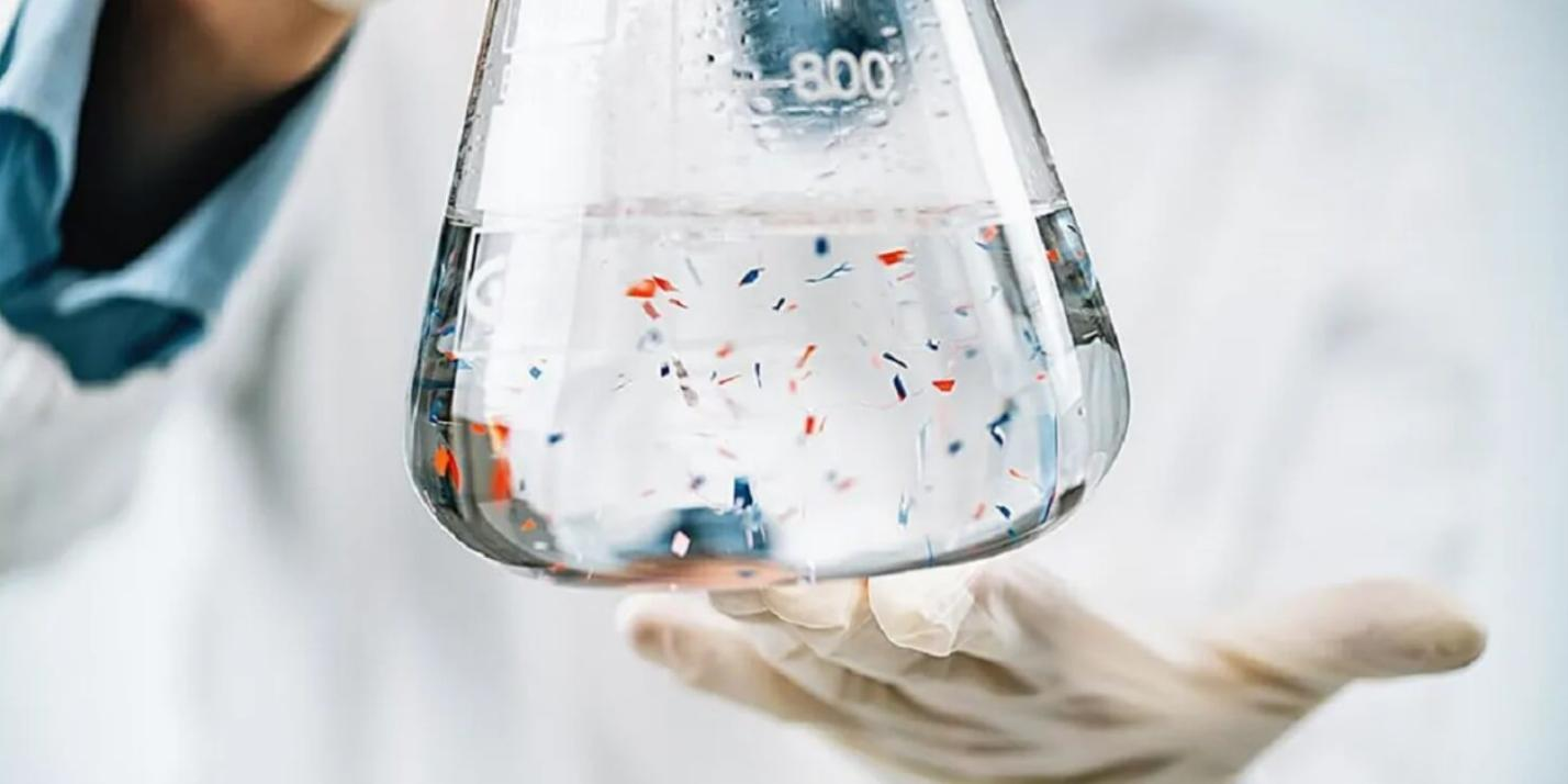 Микропластик в воде: откуда он берется, как влияет на человека и окружающую среду