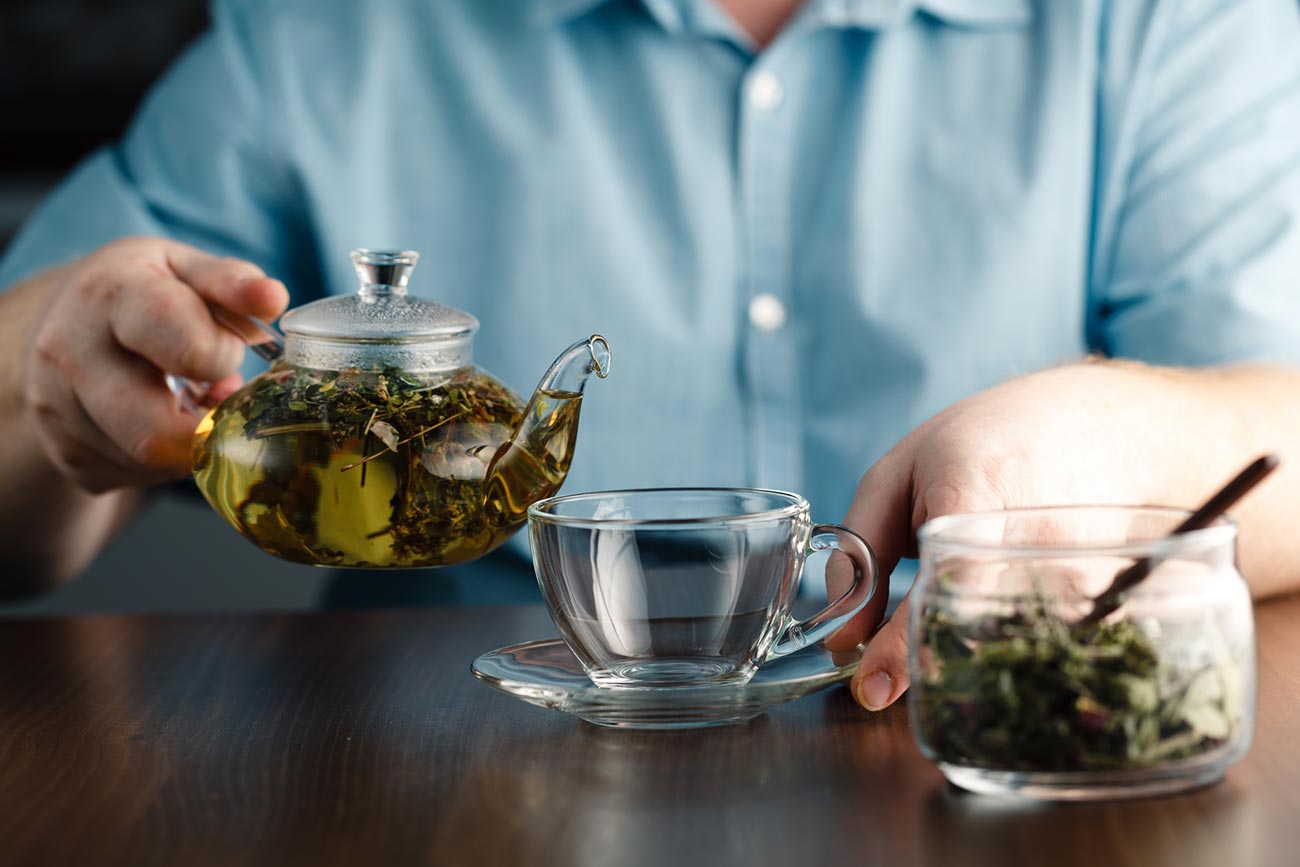 Лучшая заварка. Чай в чайнике. Зеленый чай. Свежезаваренный чай. Заваривать чай.